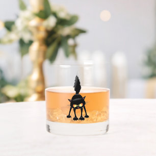 Lustige wilde schwarze Katzen-Cartoonfigur  Whiskyglas