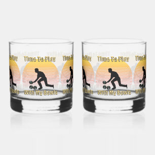 Lustige Zeit zum Spielen von Rasenschüsseln, Whiskyglas