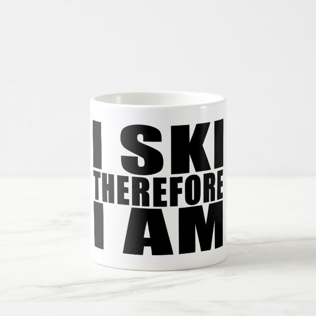 Lustige Zitat-Skifahrer: Ich fahre deshalb ich bin Kaffeetasse (Mittel)