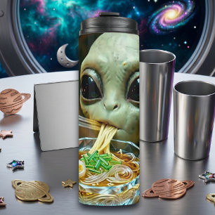 Lustiger Alien, der Ramen-Nudeln isst Thermosbecher