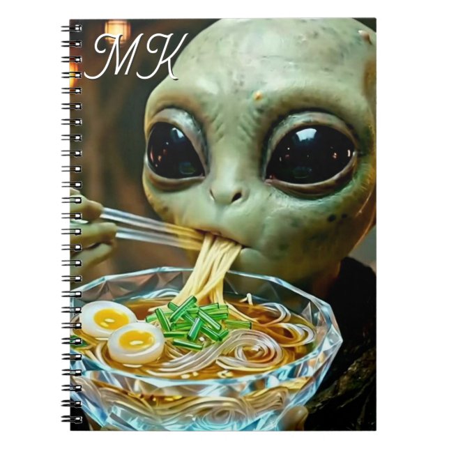 Lustiger Alien, der Ramen-Nudeln mit Monogramm iss Notizblock (Vorderseite)