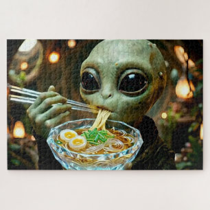 Lustiger Alien isst monogrammierte Ramen-Nudeln