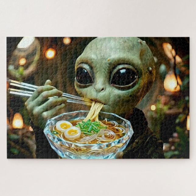 Lustiger Alien isst monogrammierte Ramen-Nudeln (Horizontal)