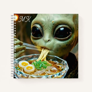 Lustiger Alien isst monogrammierte Ramen-Nudeln Notizbuch