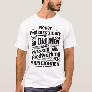 Lustiger alter Schreiner arbeitet immer noch im Al T-Shirt
