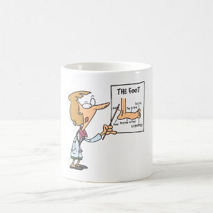 Lustiger Arzt unterrichtet Fußanatomie Kaffeetasse
