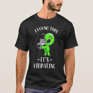 Lustiger Außerirdischer findet schnurrende Katze m T-Shirt