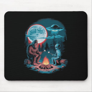 Lustiger Außerirdischer und Bigfoot wandern Mond S Mousepad