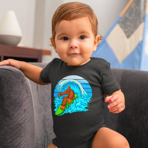 Lustiger Baby Junge Bigfoot Sasquatch Surfen Sport Strampler