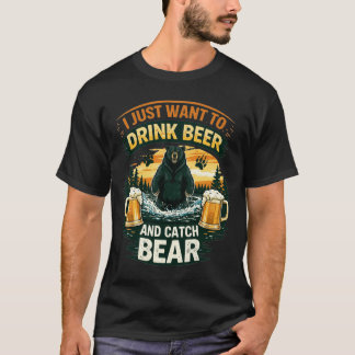 Lustiger Bär trinkt Bier beim Outdoor-Abenteuer An T-Shirt