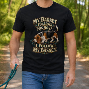 Lustiger Basset Hound folgt seiner Nase T-Shirt