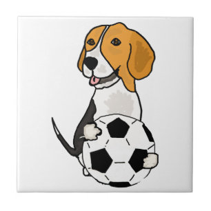 Lustiger Beagle, der Fußball spielt Fliese