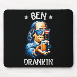 Lustiger Ben trinkt am 4. Juli USA-Flagge Männer t Mousepad