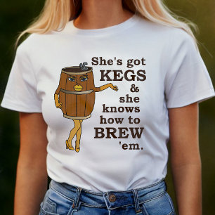 Lustiger Bier-Brauer zieht Frau ab T-Shirt