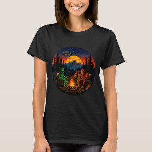 Lustiger Bigfoot-Alien-Camping-Retro-UFO-Lagerfeue T-Shirt
