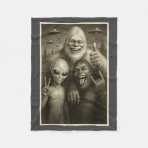 Lustiger Bigfoot, Alien und Yeti Sasquatch Rockt Fleecedecke