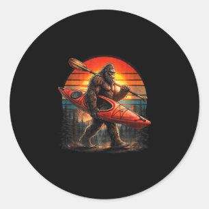 Lustiger Bigfoot-Kajakfahren Retro-Sonnenuntergang Runder Aufkleber