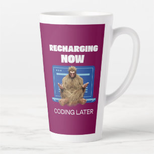 Lustiger Bigfoot-Programmierer lädt sich später zu Milchtasse