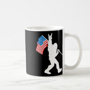 Lustiger Bigfoot Rock And Roll USA-Flagge für Sasq Kaffeetasse