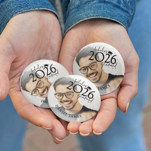 Lustiger Blick auf das Absolventenfoto Abschluss Button