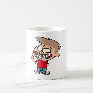 Lustiger Cartoon-Junge mit Zahnspangen-Lächeln Kaffeetasse