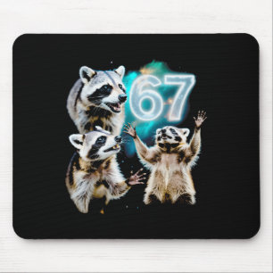 Lustiger chaotischer Waschbär heult bei 67 Cosmic  Mousepad