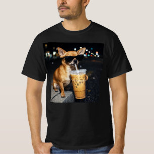 Lustiger Chihuahua, der Eiskaffee trinkt, Liebhabe T-Shirt