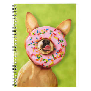 Lustiger Chihuahua-Hund mit besprühen Krapfen auf Notizblock