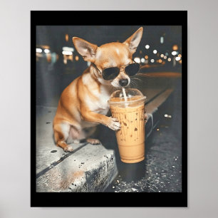 Lustiger Chihuahua trinkt kalten Kaffee Tier-Meme Poster