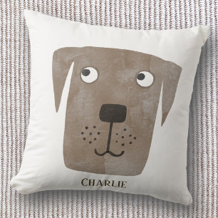 Lustiger Chocolate Labrador Retriever Hund mit ind Kissen