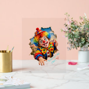 Lustiger Clown-Junge bricht aus Acrylschild