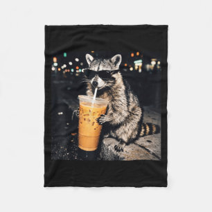 Lustiger cooler Waschbär, der eisgekühlten Kaffee Fleecedecke