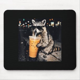 Lustiger cooler Waschbär, der eisgekühlten Kaffee Mousepad