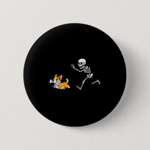 Lustiger Corgi-Hund stiehlt Halloween-Skelettknoch Button