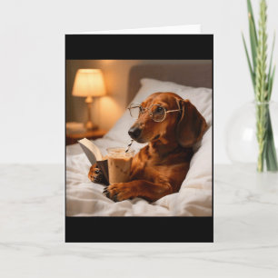 Lustiger Dachshund, der eisgekühlten Kaffee trinkt Karte