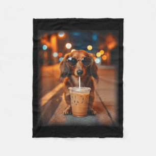Lustiger Dachshund, der Kaffee-Liebhaber-Hund mit Fleecedecke