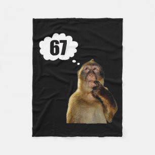 Lustiger denkender Affe Meme Sechs Sieben 6 7 Meme Fleecedecke