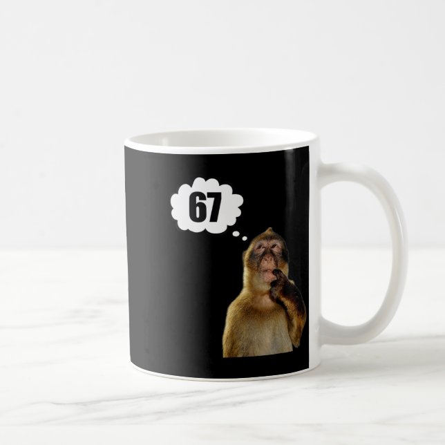 Lustiger denkender Affe Meme Sechs Sieben 6 7 Meme Kaffeetasse (Rechts)