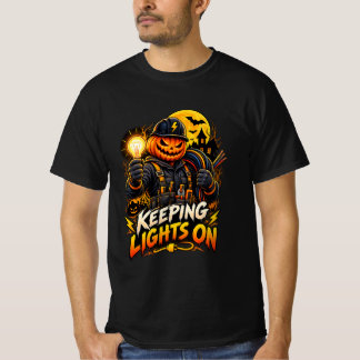 Lustiger Elektriker hält Halloween-Lichter an T-Shirt