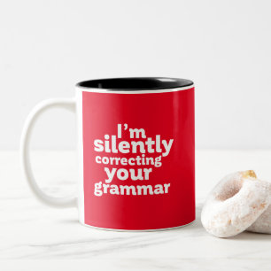 Lustiger Englischlehrer, der still Grammatik Zweifarbige Tasse