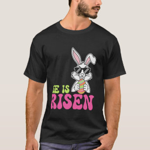 Lustiger Er ist auferstanden Osterhase hält ein Os T-Shirt