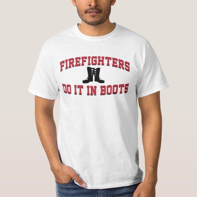 Lustiger "Feuerwehrmänner tun es in den Stiefeln" T-Shirt (Vorderseite)