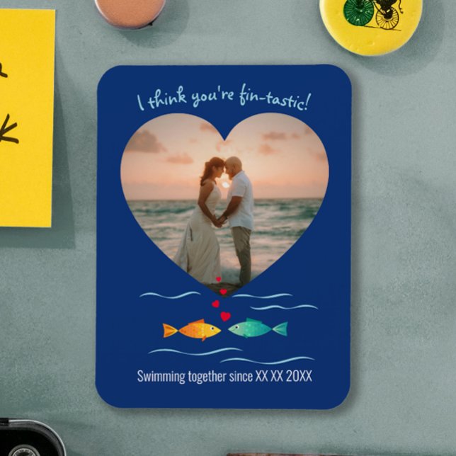 Lustiger Fisch-Wortwitz, individuelles Foto zum Va Magnet (Funny blue Valentine's day custom photo magnet with colorful ocean fish and heart shape)