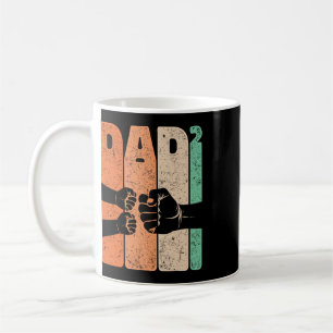 Lustiger Fist Bump Dad im Quadrat Retro-Vater von Kaffeetasse