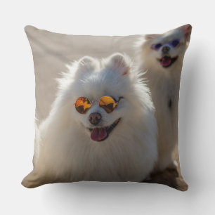 Lustiger Fluffiger Weißer Hund mit Sonnenbrille Sü Kissen