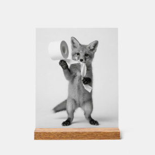 Lustiger Fuchs hält Toilettenpapier Minimalistisch Acrylschild