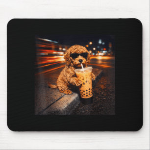 Lustiger Goldendoodle trinkt eisgekühlten Kaffee T Mousepad