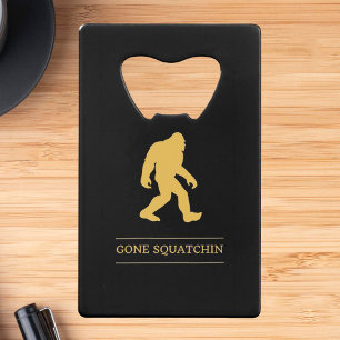 Lustiger großer Fuß gegangenes Squatchin Sasquatch Kreditkarten Flaschenöffner