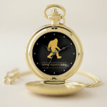 Lustiger großer Fuß gegangenes Squatchin Sasquatch Taschenuhr<br><div class="desc">Spaßgeschenk für jedermann. Um die Farbe des Bigfoots zu ändern,  drücken Sie einfach besonders anfertigen es Knopf und wählen Sie jede mögliche Farbe.</div>