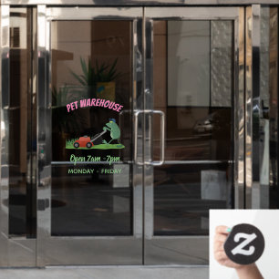 Lustiger grüner Frosch mäht Rasen Cartoon Fensteraufkleber